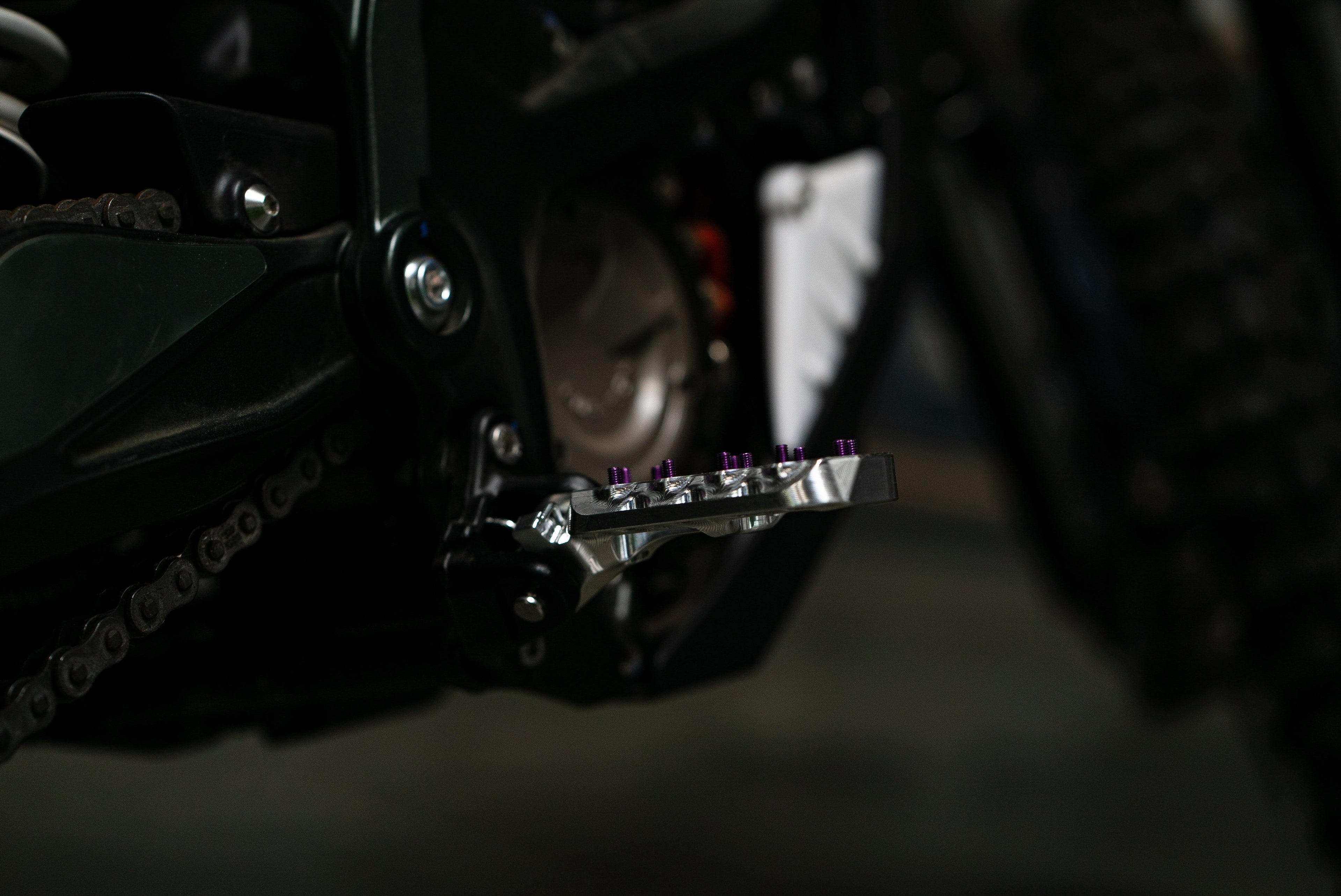 pricky style cnc aluminum wide foot pegs